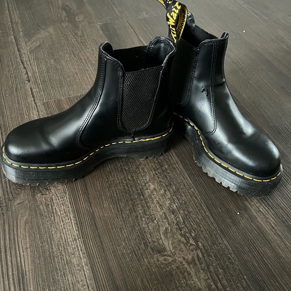 Like New Black Dr. Martens 2976 Quad Platform Boots- Unisex Women’s size 8 - Picture 4 of 5